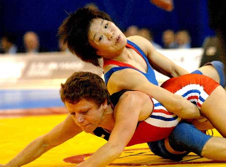 中国男人vs外国女人摔跤
